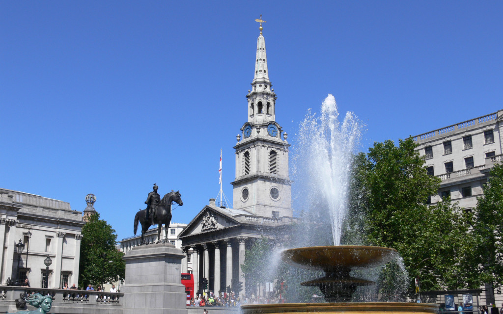 Trafalgar_Square_and_St.Martin_in_the_Fields_church